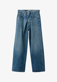 Jeans de mezclilla azul de pierna ancha con bolsillos delanteros, trabillas para cinturón y cintura alta, exhibidos contra un fondo blanco.