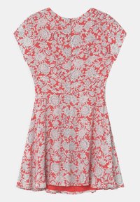 Blumenkleid mit kurzen Ärmeln, korallenfarbigem Hintergrund und weißem Blumenmuster. A-Linie mit einem Reißverschluss auf der Rückseite und glatter Textur.