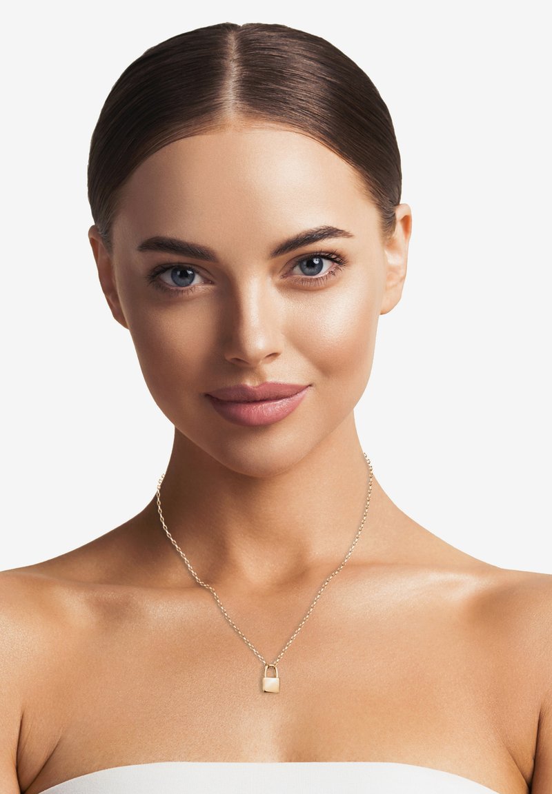 Silver chainhalsband med ett rektangulärt hänge. Slät yta och minimalistisk design. Modell med neutral bakgrund och utan andra störningar.