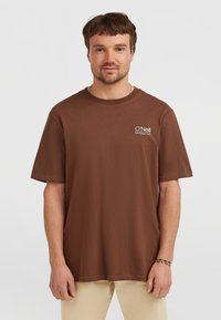 Brun bomulds t-shirt med korte ærmer, rund halsudskæring og lille O'Neill-logo i lys farve på øverste venstre side. Minimalistisk design.