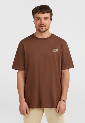 Bruine katoenen t-shirt met korte mouwen, ronde hals en klein O'Neill-logo in lichte kleur aan de bovenlinkerkant. Minimalistisch ontwerp.