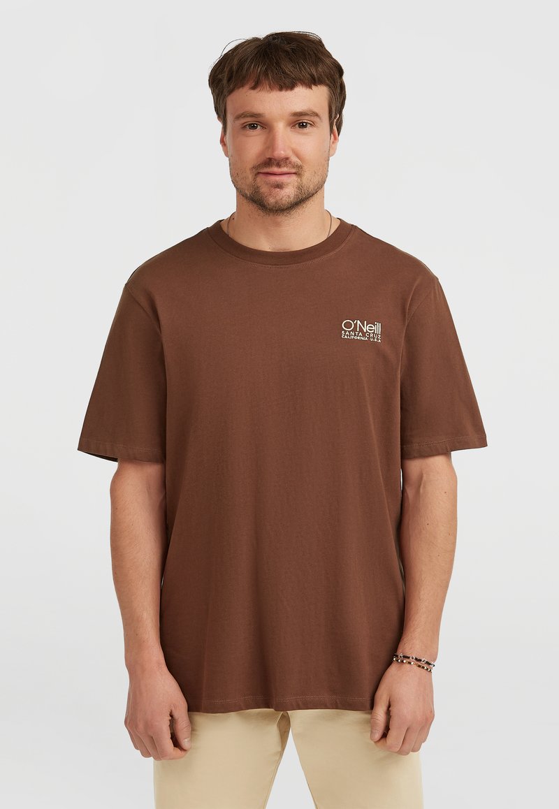 Brun bomulds t-shirt med korte ærmer, rund halsudskæring og lille O'Neill-logo i lys farve på øverste venstre side. Minimalistisk design.