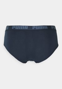 Boxers de algodón azul marino con una suave cinturilla elástica que presenta un logotipo reflectante de "PUMA" en gris oscuro. Diseño liso y ajustado.