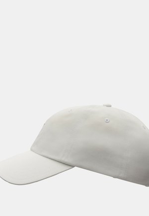 Casquette de baseball blanche en coton, dotée d'un visière incurvée, de coutures décoratives et de trous de ventilation sur les panneaux supérieurs.