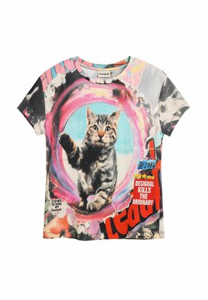 Short-sleeve graphic t-shirt featuring a tabby cat against a colorful abstract background. Text includes "DESIGUAL KILLS THE ORDINARY."