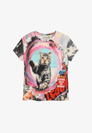 Korte mouw graphic T-shirt met een tabby kat tegen een kleurrijke abstracte achtergrond. Tekst bevat "DESIGUAL VERNIELT HET GEWONE."