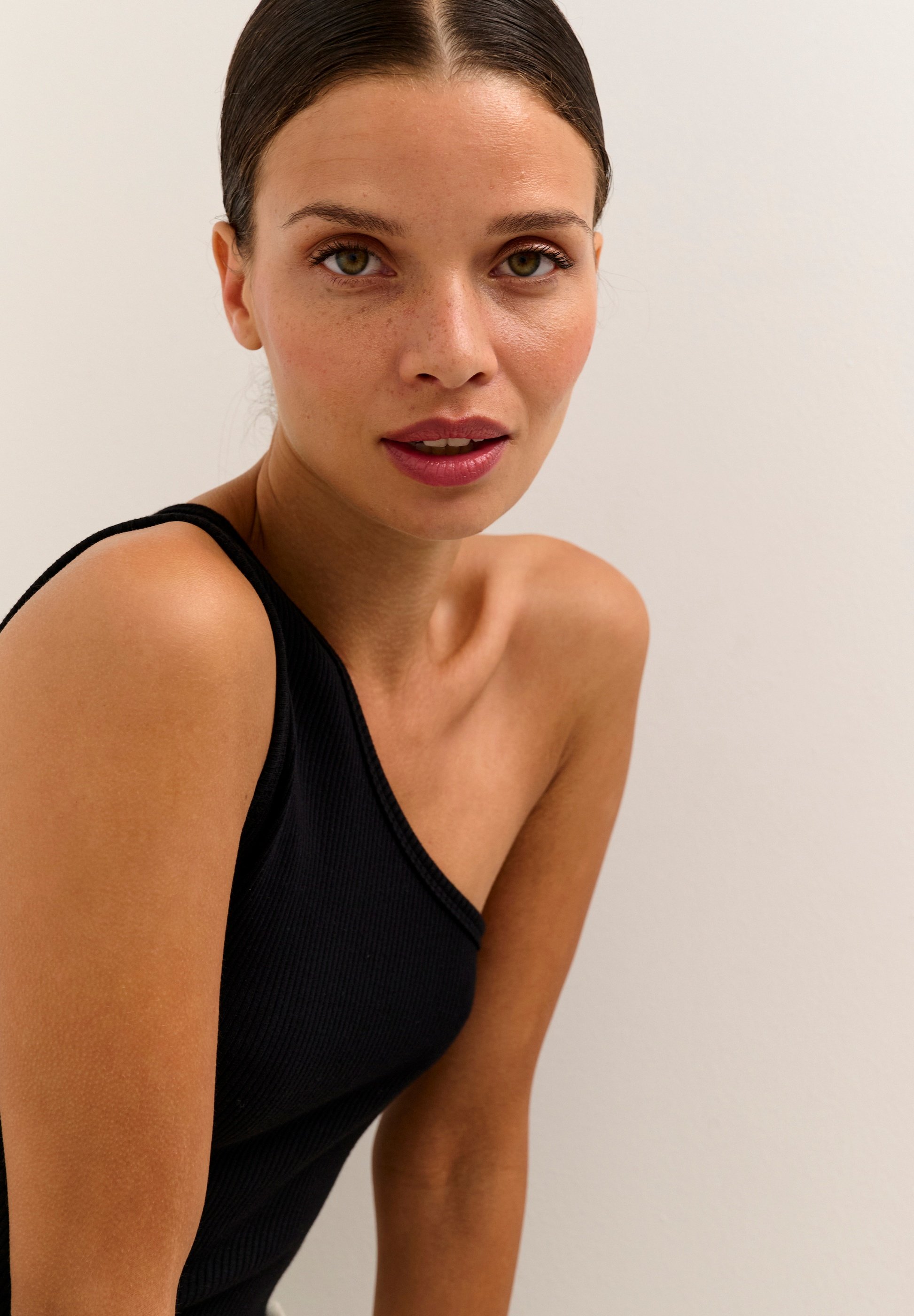 売れ筋商品|||カフェ Tシャツ レディース トップス KAPIA ONE SHOULDER - Top - black deep Kaffe KAPIA ONE SHOULDER - Top - black deep/mottled black