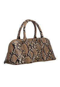 Sac à main à motif peau de serpent marron et noir avec deux poignées et une fermeture éclair sur fond blanc.