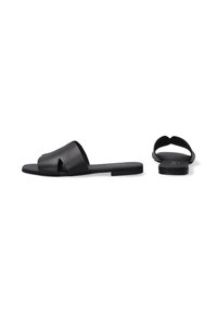 Zwarte lederen slidesandalen met een uitgesneden ontwerp en platte rubberen zolen. De binnenkant toont subtiele branding en een soepele textuur.