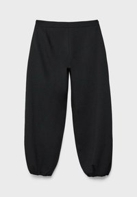 Čierne tepláky s hladkým povrchom látky, elastickým pásom a úzkymi členkami. Vyznačujú sa voľným strihom a bez viditeľných vzorov alebo kovania.