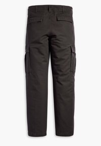 Pantalon cargo noir avec deux poches à rabat à l'arrière et deux poches latérales à rabat, coupe droite, présenté de dos.