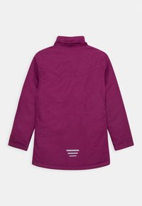 Fioletowa, lekka kurtka z wysokim kołnierzem, długimi rękawami i gładką teksturą. Posiada odblaskowe akcenty oraz wentylację na plecach.