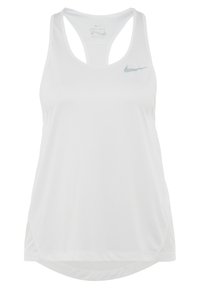 Valkoinen hihaton urheilullinen t-paita, jossa on pyöreä pääntie, verkkokankaiset sivuakseentit ja vaaleanharmaa Nike-logo rinnassa. Valmistettu Dri-FIT-kankaasta.