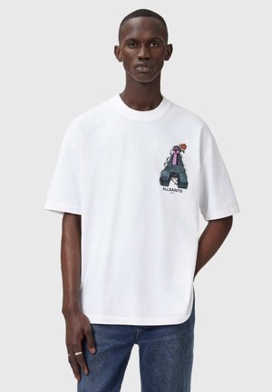 Witte katoenen t-shirt met korte mouwen, met een grafisch ontwerp op de linker borst. Het ontwerp bevat een hand, een roos en de tekst "ALLSAINTS".