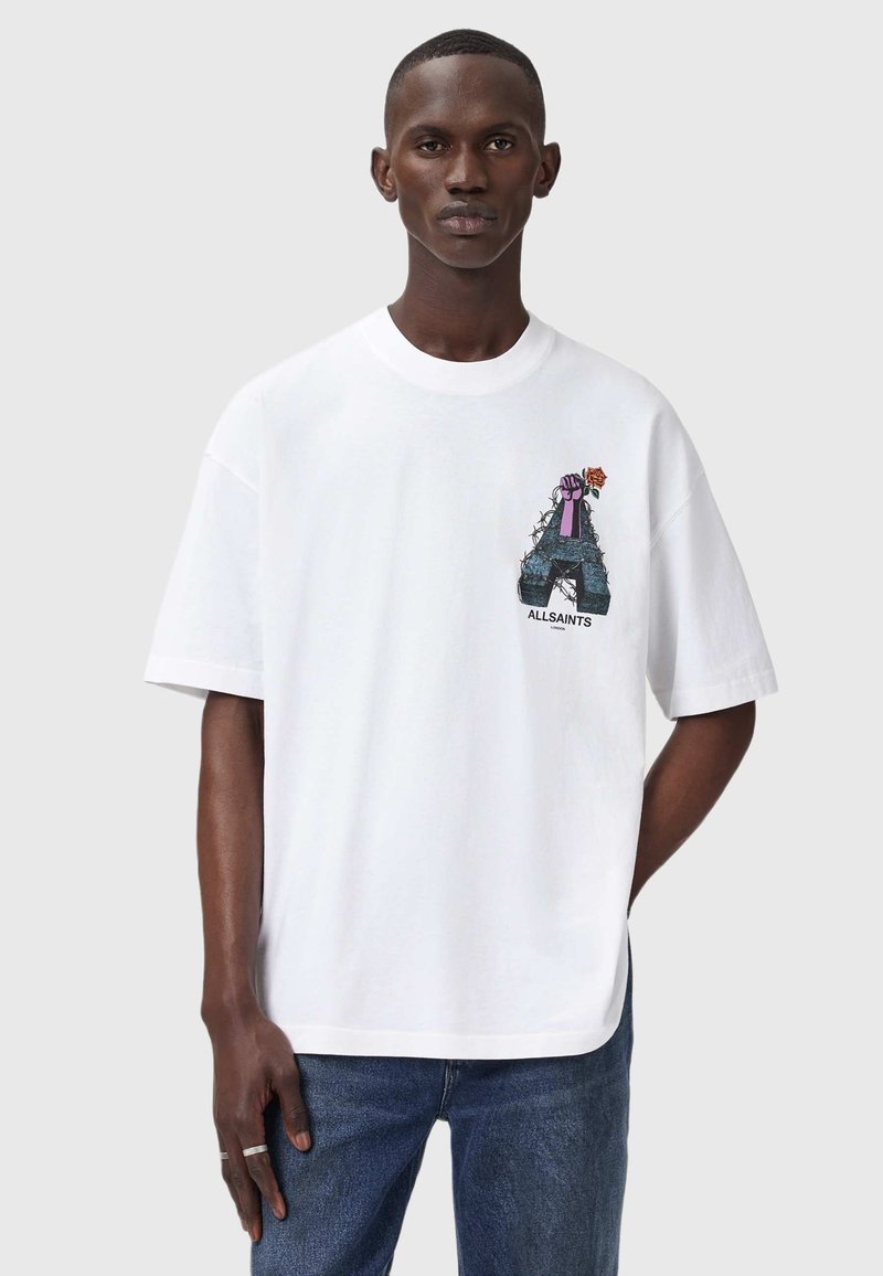 Hvid bomulds T-shirt med korte ærmer, der har et grafisk design på venstre bryst. Designet inkluderer en hånd, en rose og teksten "ALLSAINTS".