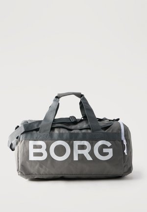Szürkés duffel táska dupla fogantyúval és vállpánttal, oldalán nagy fehér "BORG" felirattal, az egyik végén pedig cipzáras zsebbel.