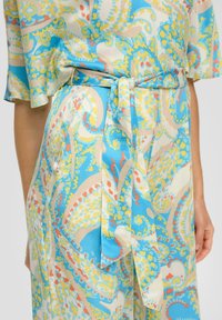 Kurzärmeliges Kleid mit blauem, gelbem und rotem Paisleymuster; strukturierter Stoff; mit gebundenem Taillenbund und Taschen an den Seiten.