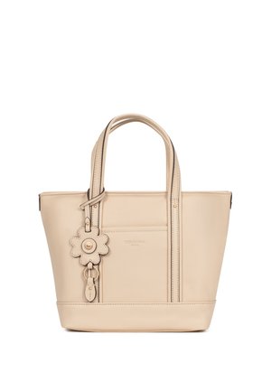 Beige leren totebag met dubbele handvatten, voorvak en een bloemvormige leren hanger met goudkleurige metalen accenten.