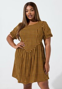 Braun-gelb karierter kurzärmeliger Kleid mit lockerer Passform, das über einen quadratischen Ausschnitt und eine geraffte Taille für eine luftige Silhouette verfügt.