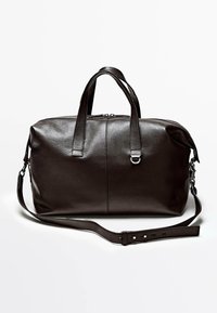 Dunkelbraune Leder-Wochenendreisetasche mit zwei Griffen und einem verstellbaren Schultergurt auf weißem Hintergrund.