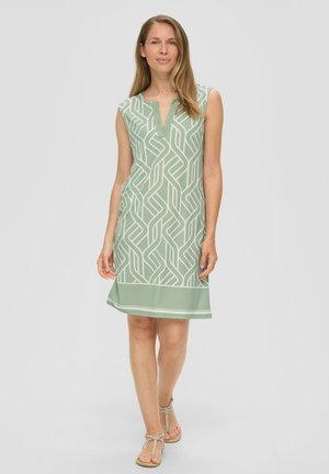 Groene jurk met een geometrisch wit patroon, mouwloos ontwerp, V-hals en een horizontaal gestreepte zoom. Gemaakt van gladde stof.