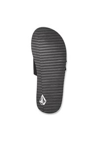 Sort sandalbund med vandrette riller for traction, med en hvid logoaccents. Glat gummimateriale. Flad, ergonomisk design.