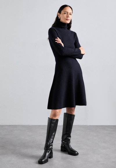 Tiger of Sweden MALAYA - Stickad klänning - light ink