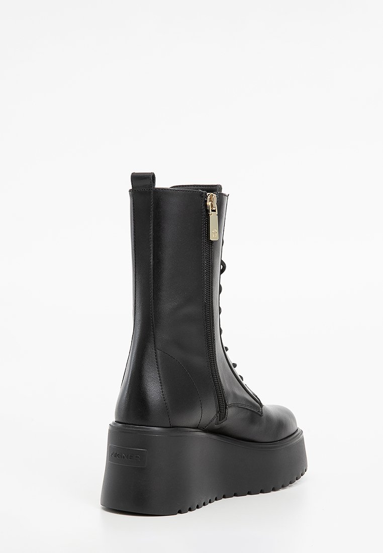 Schwarze Leder-Stiefelette mit einer dicken, strukturierten Plattformsohle. Verfügt über einen seitlichen Reißverschluss und eine dekorative Schnürdetails an der Vorderseite.