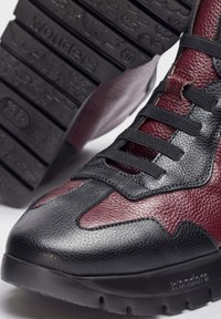 Wonders ODISEI 91 Trainers A-2491-BORDEAUX