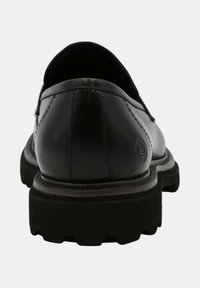 Chaussure en cuir noir avec un dos arrondi, coutures visibles et semelle en caoutchouc texturée. Design simple avec peu de détails matériels.
