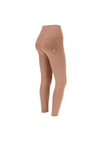 Leggings de tiro alto en marrón claro con una tela suave y elástica. Presentan detalles de costuras curvas y un pequeño logo de la marca en el bolsillo trasero.