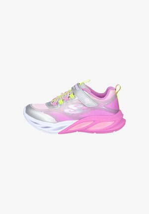 Zapatilla deportiva rosa y plateada con detalles en neón amarillo, suela blanca, cierre de cordones y una tira de velcro con la etiqueta "Lights".