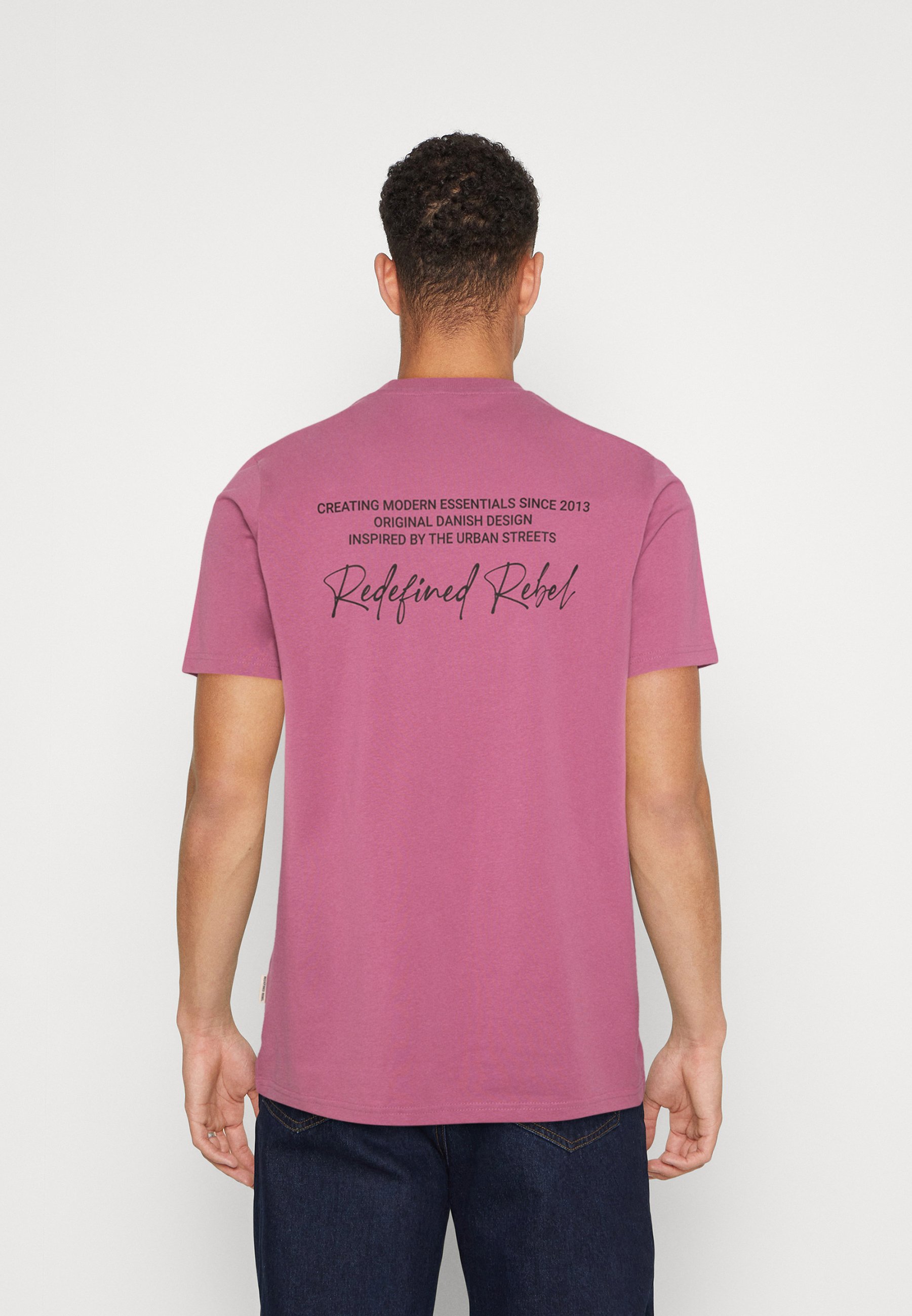 Redefined Rebel OLIVER UNISEX - T-shirt z nadrukiem/różowy