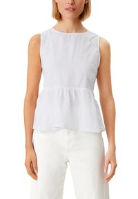 Top peplo bianco in tessuto leggero con scollatura rotonda e design senza maniche, caratterizzato da una vita arricciata per una silhouette svasata.
