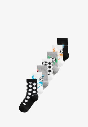 Sieben Paar Socken mit fußballbezogenen Motiven, die Fußbälle, Spieler und bunte Spritzer in Schwarz, Weiß, Grau, Orange, Grün und Blau zeigen.