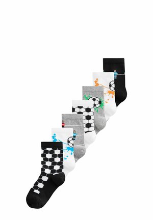 Juego de ocho calcetines que presentan varios colores: negro, blanco y gris. Los diseños incluyen patrones y figuras con temática de fútbol en colores vibrantes.