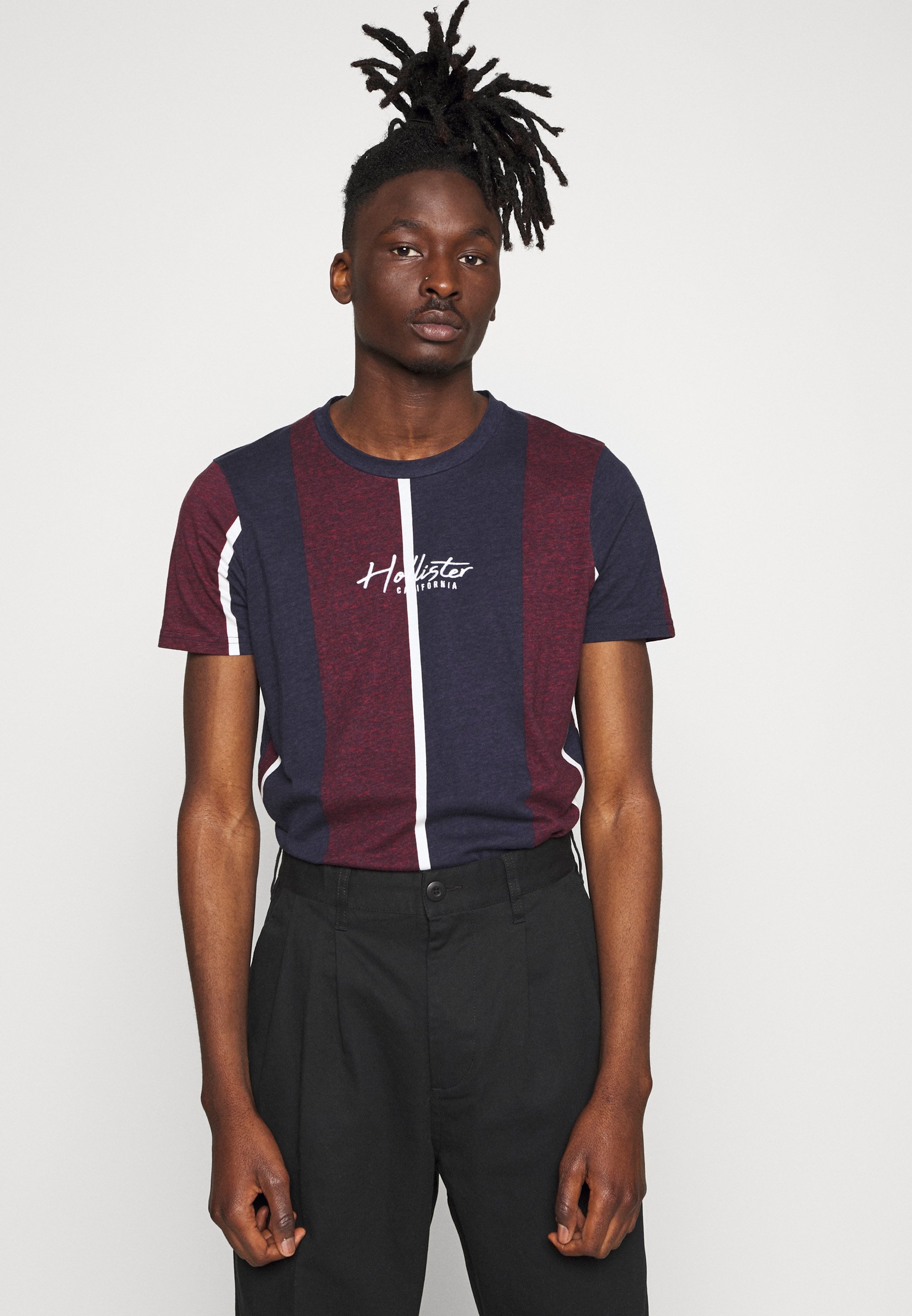 Hollister Co. TECH LOGO STRIPES T shirts med print dark Hollister Co. SCRIPT LOGO - T-shirts med print - red