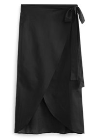 Zwarte wikkelrok met overlappende voorkanten en een gestrikte strik in de taille, gemaakt van lichte stof, tot op de knie.