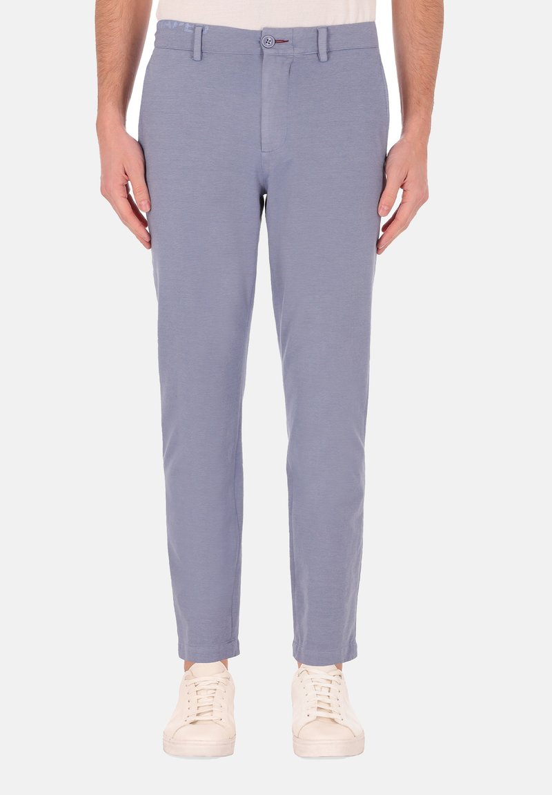 Hemelsblauwe broek van zachte stof, met een slim fit, taps toelopende pijpen, riemlussen en een enkele knoopsluiting in de taille.