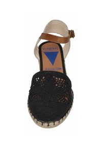 Espadrille negra tejida con la puntera abierta y correa al tobillo, que presenta un forro textil beige y una suela de yute natural. Logo mostrado en el interior.