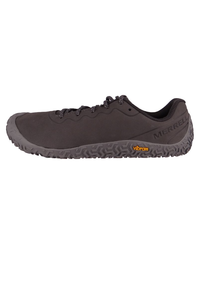 Czarne buty sportowe Merrell z teksturowaną gumową podeszwą i sznurowanym zapięciem, z gładką cholewką i subtelnym brandingiem po boku.