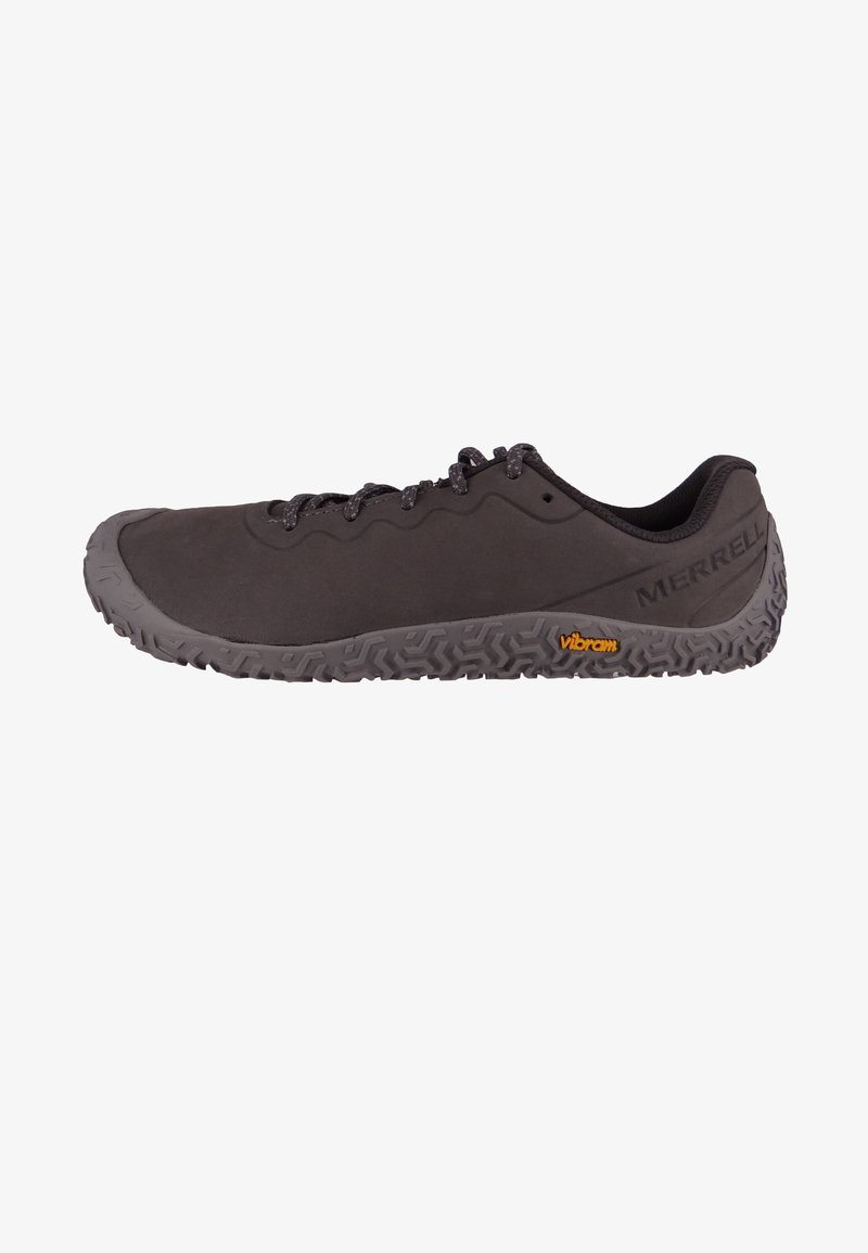 Chaussure de sport noire Merrell avec une semelle en caoutchouc texturé et un design à lacets, dotée d'un dessus lisse et d'un branding subtil sur le côté.