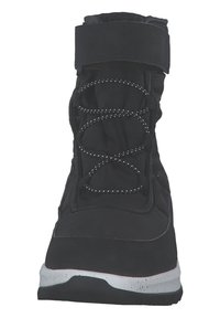 Stivale alla caviglia nero con upper imbottito, lacci elastici, cinturino in velcro e suola maculata bianca. Presenta un design elegante e pratico.
