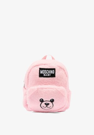 Zaino per bambini rosa peloso con un'etichetta nera "Moschino Baby" e un volto di orso sorridente sulla tasca frontale.