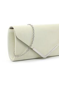 Hellbeige Clutch mit silbernem V-förmigem Akzent und Kettenriemen vor weißem Hintergrund.