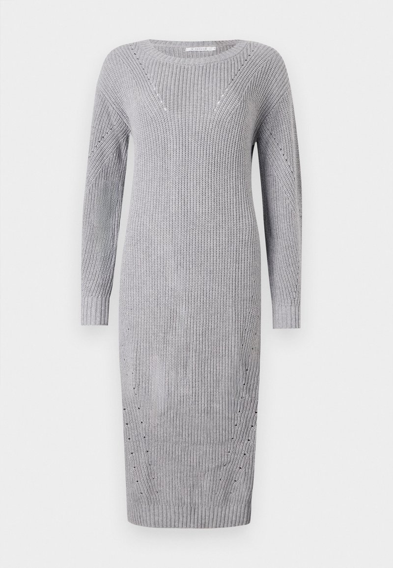 Szara, dziana sukienka z długimi rękawami, z wyraźnym teksturą prążków, pionowymi liniami oraz małymi wycięciami po bokach.