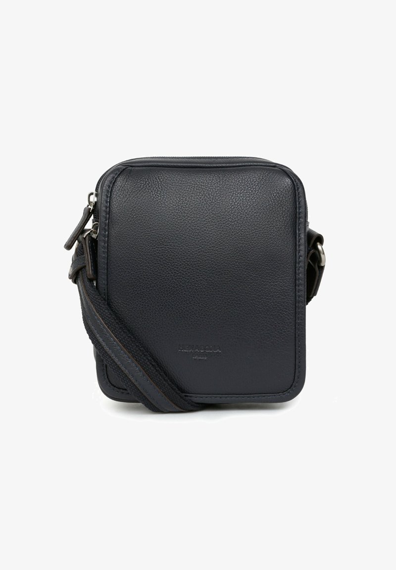 Borsa a tracolla in pelle blu scuro con finitura texture, forma rettangolare, chiusura con zip e tracolla regolabile. Presenta il logo del marchio sul fronte.