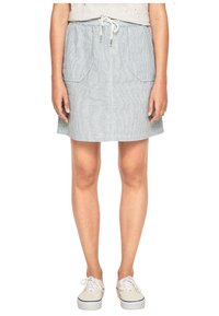 Pruhovaná džínová sukně s páskem na stažení, dvěma předními kapsami a volným střihem. Barva obsahuje světle modré a bílé pruhy.