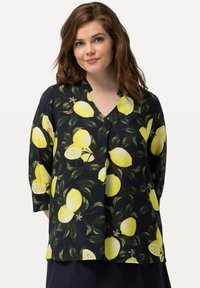 Maglietta nera con un motivo di limoni e foglie, caratterizzata da una scollatura a V e maniche a tre quarti. Tessuto morbido con vestibilità ampia.