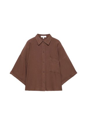 Braunes oversized Hemd mit weiten Ärmeln, spitzem Kragen und einer einzelnen Brusttasche.